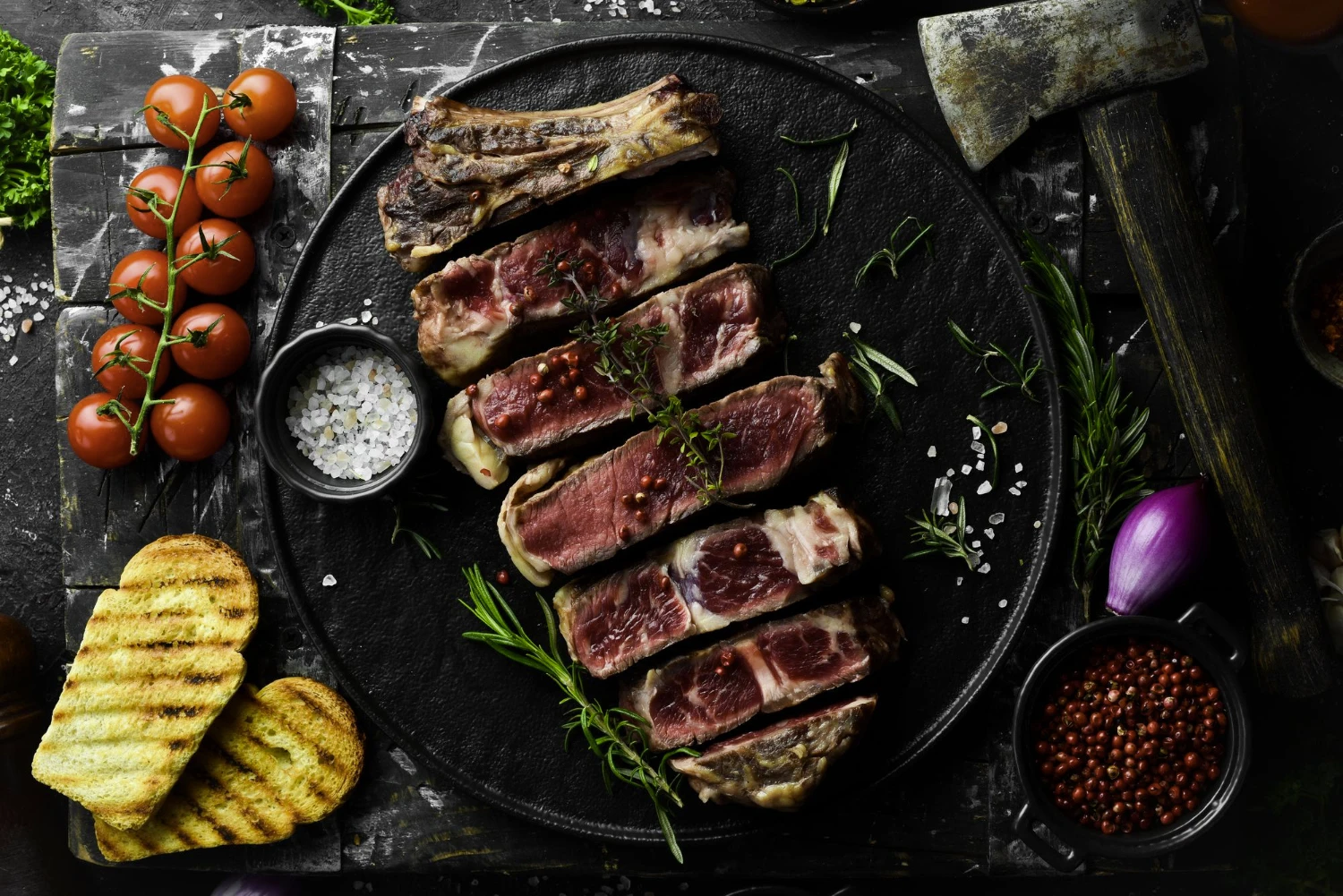 Drye Agend Fleisch auf einem Holzbrett